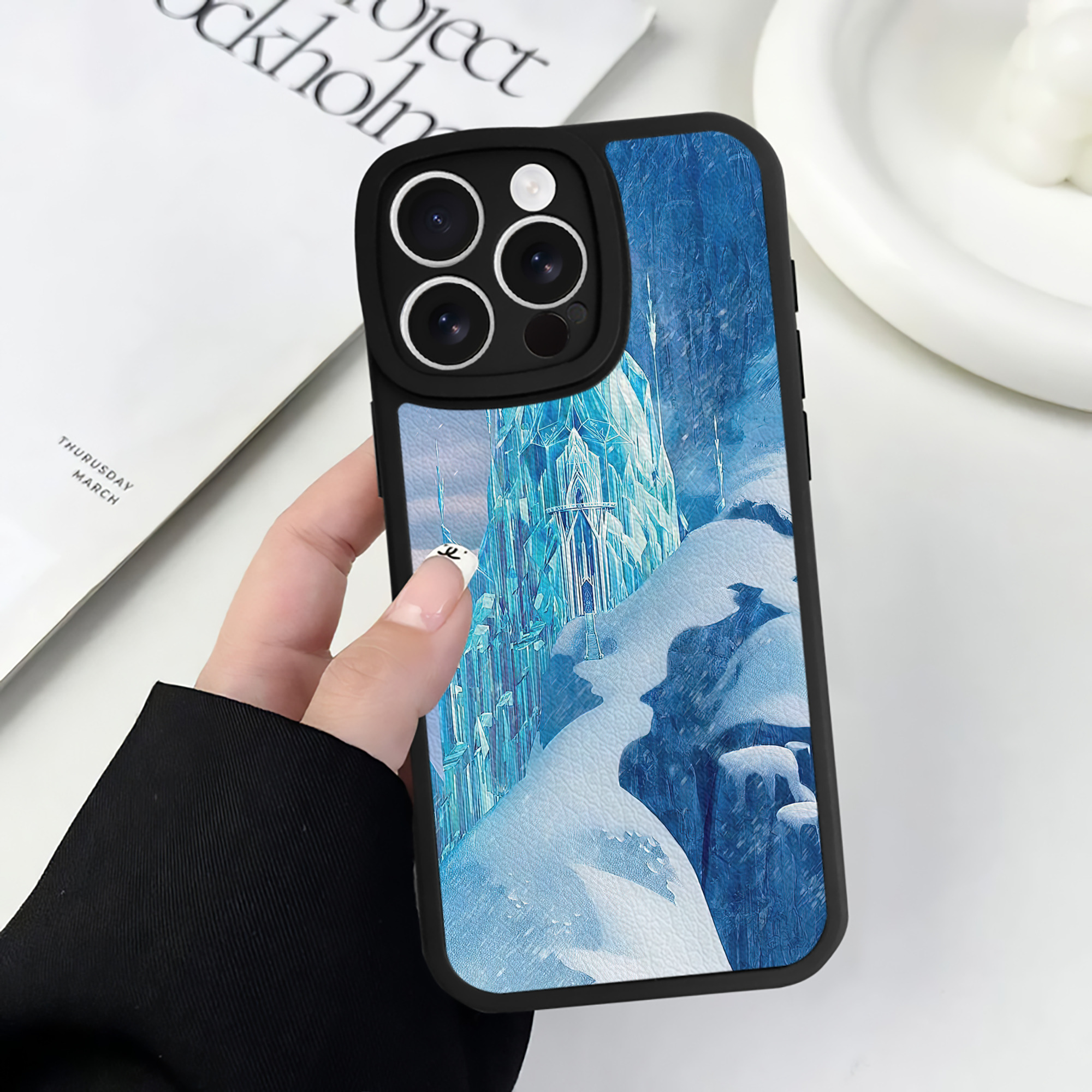 （画像用） アナと雪の女王 アンナ エルサ Frozen Anna Elsa 【iPhone 16シリーズ対応】シリコンスマホケース（レザー調） 材質：シリコン